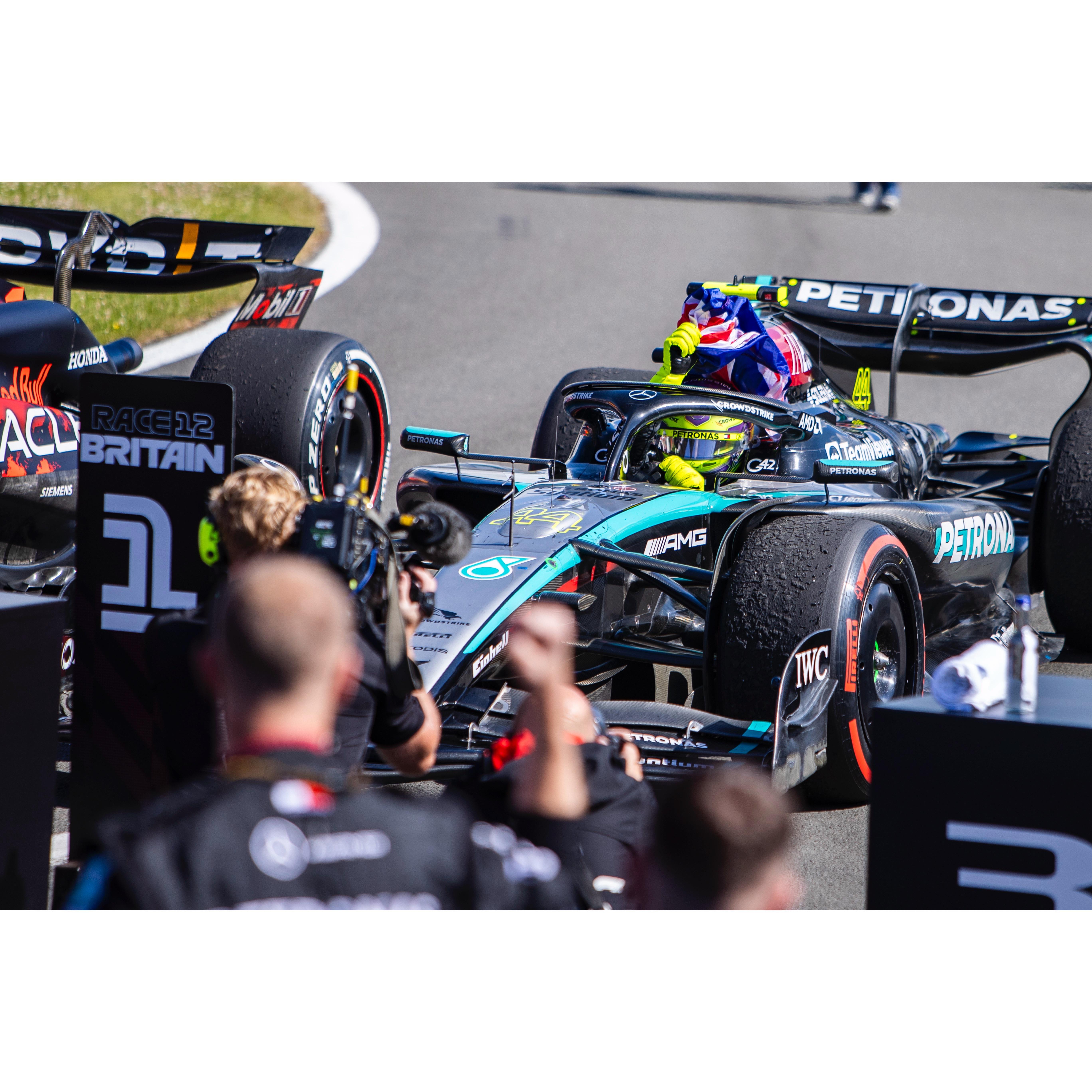 哈斯车队碾压红牛车队，汉密尔顿惊艳四座