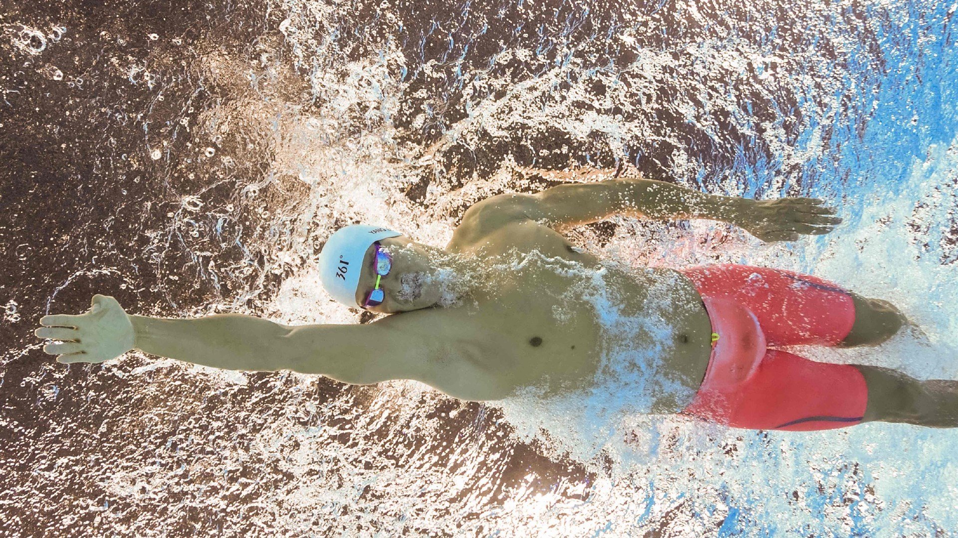 欧冠决赛之夜,莱万带动全队节奏