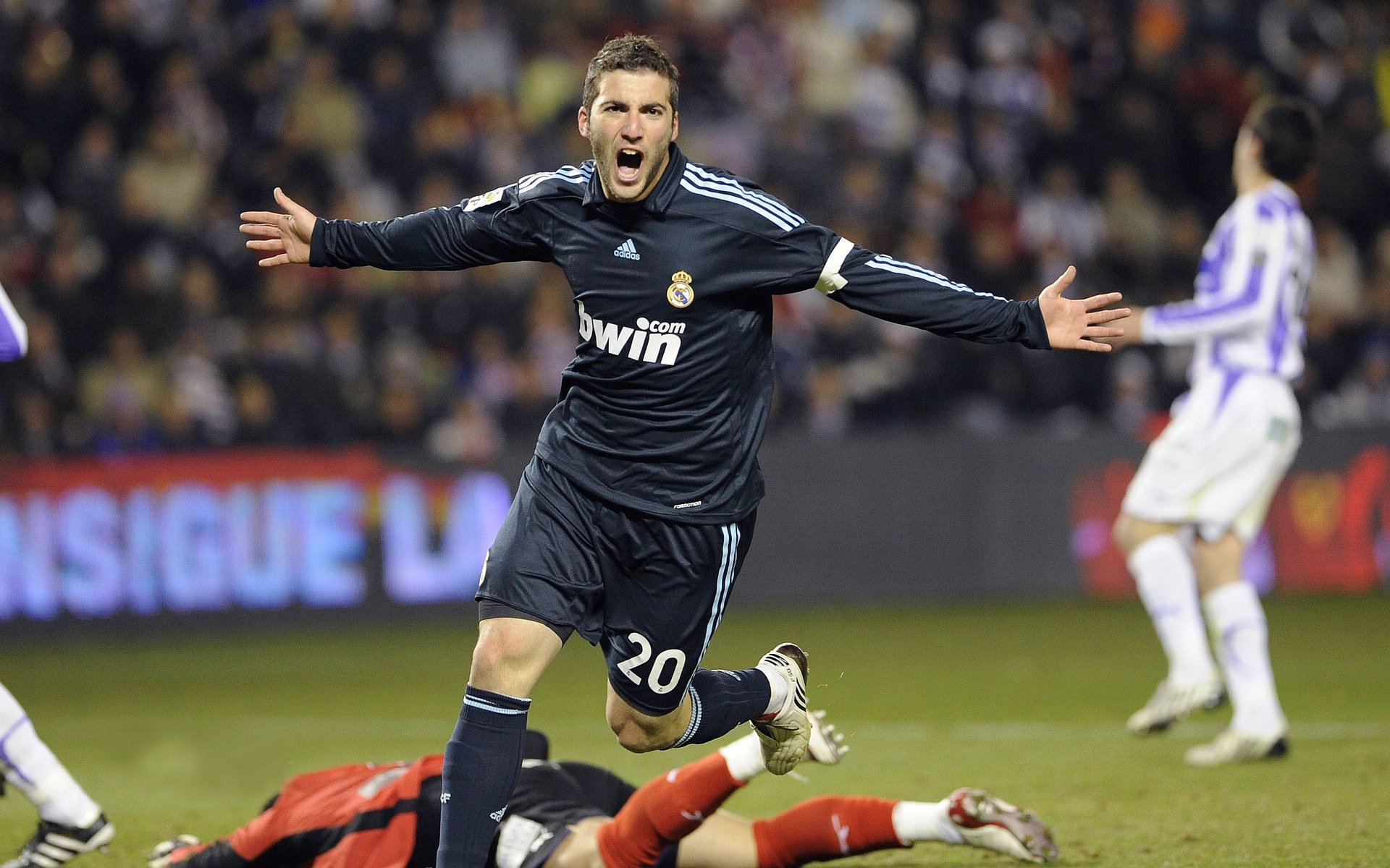 年度焦点之战之夜，卡瓦哈尔用实力证明自己